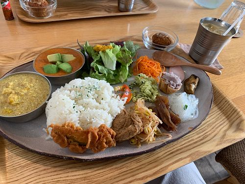 Veggie curries and vegan mango lassie at Dechibica in Yomitan