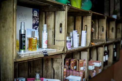 Re-used woodbox counter at Vegasme in Brussels