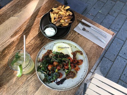 Bloemkoolsteak met groente, frietjes met vegan mayonaise en huisgemaakte groene ijsthee. at Bertmans - Zaagmolenkade in Rotterdam