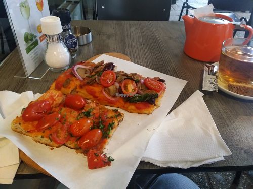 Two slices of two different vegan pizzas at Sugo Pizza Al Taglio - Aert van Nesstraat in Rotterdam