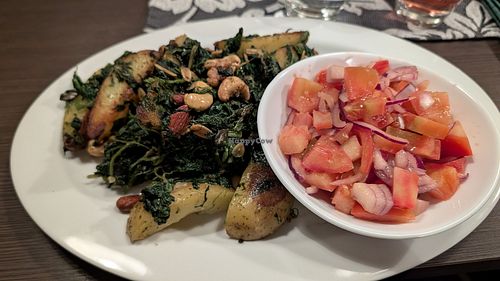 Kartoffelpfanne mit Spinat, Nüssen und Tomatensalat at Schuetzenhaus in Heidelberg
