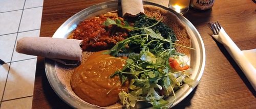 Vegane Platte mit Kichererbsen, Spinat und Okra. at Saron in Heidelberg