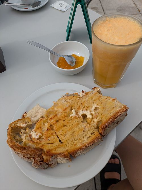 Torrada com manteiga vegetal and peach jam at Bar do Girassol in Amarante