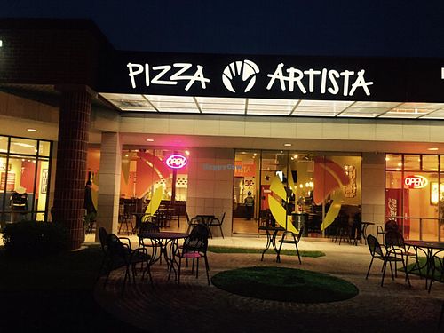 outdoor seating at Pizza Artista in Lafayette