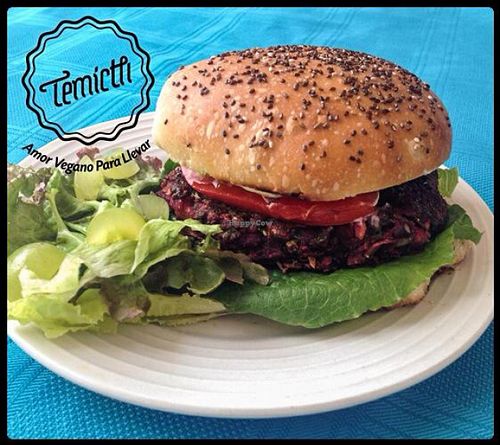 Deliciosa Hamburguesa de Kale+Huazontle+Betabel en su versión 'tradicional'. Tienes que probarla!!! at Temictli - Hipodromo in Mexico City