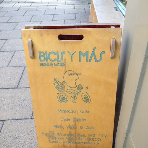 sign outside  at Bicis y Mas in York