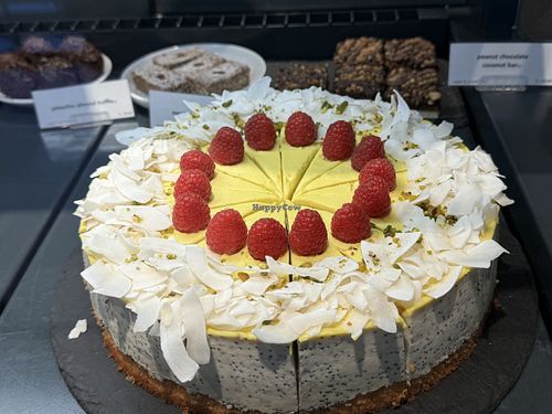 cakeeeee 🤩 #Veganuary at Cafe Neundrei in Berlin