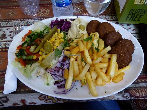 Falafelteller mit Pommes, Salat und Hummus at Bella Istanbul in Barcelona