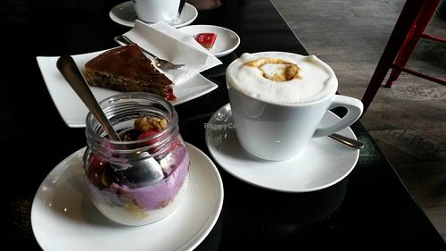 Cappuccino, Kuchen und Dessert at mini bar in Heidelberg
