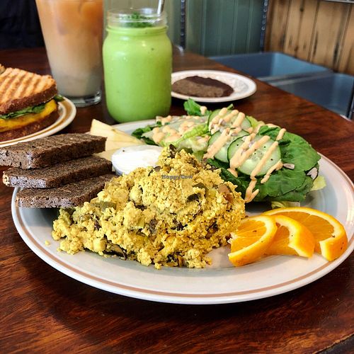 Assiette pour le brunch avec tofu brouillé et toasts au sarrasin at Cafe Tuyo in Montreal