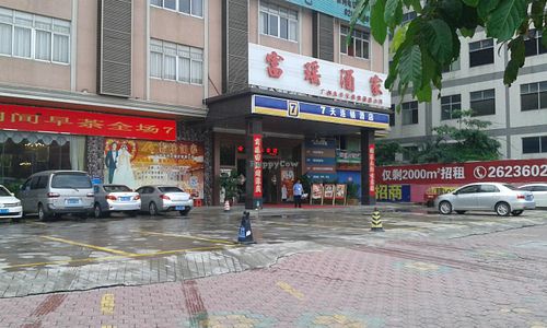Entry into the building at Heshan Vegetarian in Zengcheng
