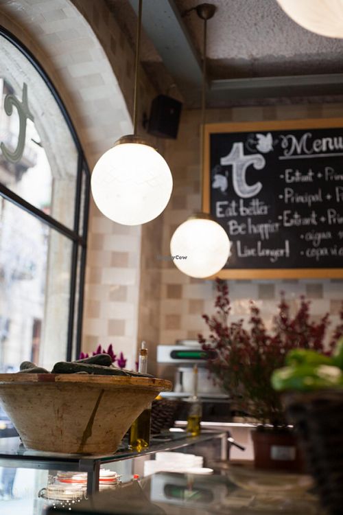 windows at the entrance at Teresa Carles Cocina Vegetariana in Barcelona