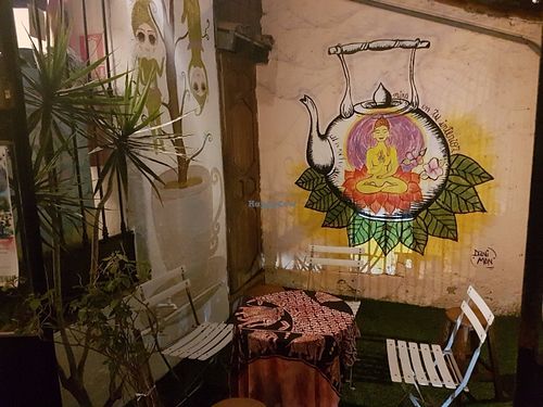 Table outside at El Jardín de Jazmín in Lima