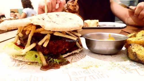 Hamburguesa de frejoles at El Jardín de Jazmín in Lima