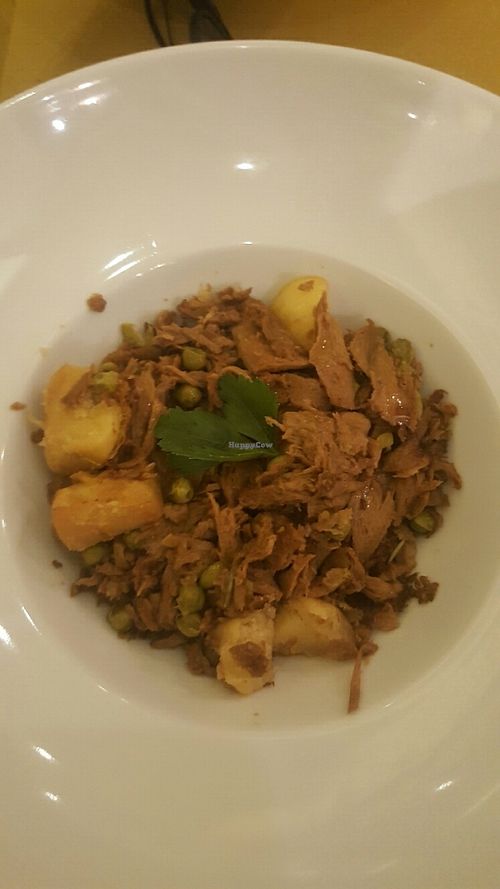 vegan meat with potatoes and peas at Universo Vegano in Florence