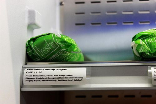 ingredients of the vegan wrap: leaf salad mix, spinach, mango, carrot, edamame, almonds with house-made balsamico dressing - canola oil, balsamic vinegar, basil, mustard, apple juice at freshii - Shopville HB in Zurich