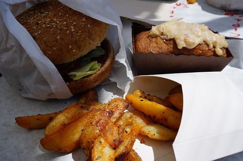L'Allumé Burger and Carrot Cake at Hank sur Seine in Paris
