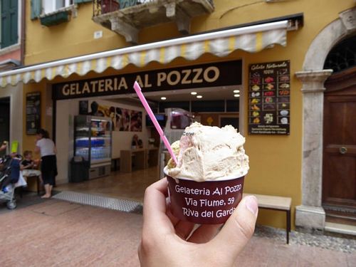 Veganes Haselnuss- und Pistazieneis at Gelateria al Pozzo in Riva Del Garda