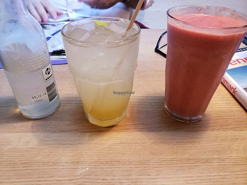 Homemade lemonade and a smoothie at simpleRAW in Copenhagen
