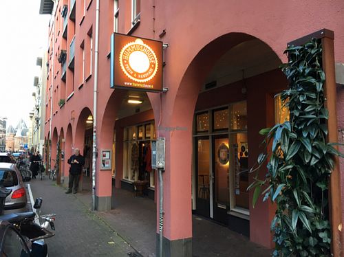 outside at De Hummus House - Sint Antoniesbreestraat in Amsterdam
