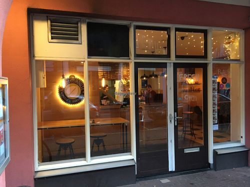 looking in  at De Hummus House - Sint Antoniesbreestraat in Amsterdam