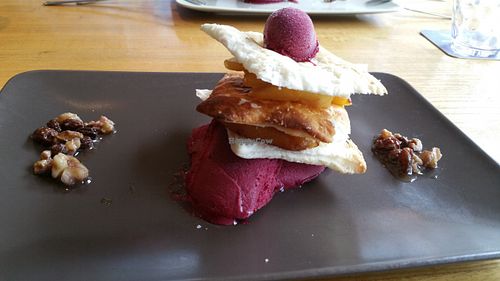 A super tasty vegan apple cake with blue berry icecream! sooo good! at Delikat am Stadewäldchen in Dortmund