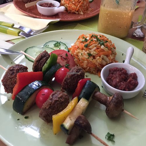 brochette de légumes et boulettes sin carne at Les Petits Zozios in Metz