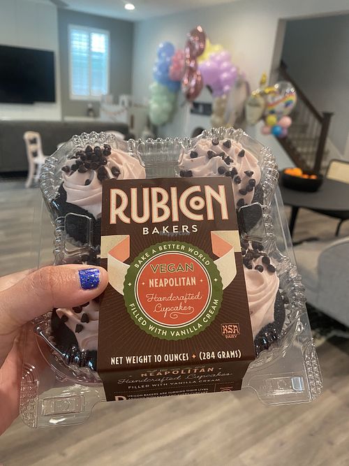 Scored Vegan Neapolitan Cupcakes 🧁😛💕 #Veganuary at Whole Foods Market in Dublin