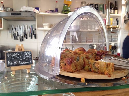 gluten-free & vegan caramelized kiwi cake at Le Bichat in Paris