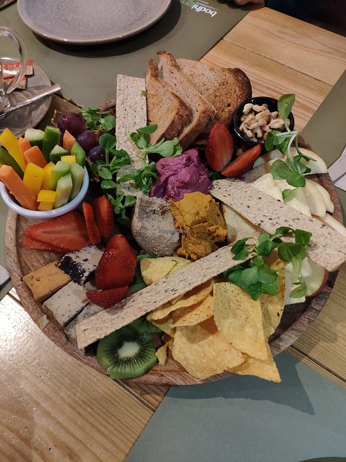 Mixed entrée plate at BodhiGreen Vegetariano in Alicante