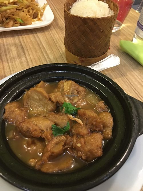 Marmite de poulet caramélisé (pas extra) at Vege Saveurs in Paris
