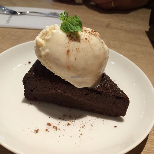  chocolate cake with vanilla ice cream and 100% vegan at Cafe the 6BT in Tokyo