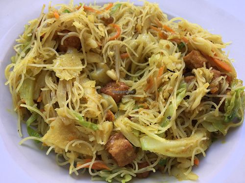 Nodels without egg and tofu with curry sauge. at Lemongrass in Madrid