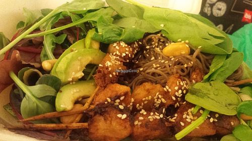 The Vegan Grill Chicken Teriyaki auf Sobanudeln, with extra spinach on my request, in the take away box :). at Savory Chay in Berlin