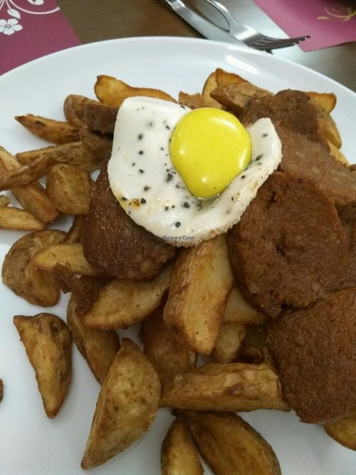 huevo frito con chorizo y patatas 100% vegetal at Natura Gourmet in Alicante