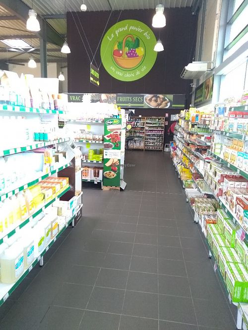 the organic shop from the entrance at Le Grand Panier Bio in Mareuil-les-meaux