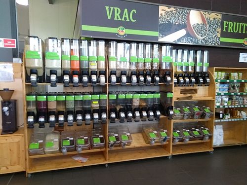 organic bulk section at Le Grand Panier Bio in Mareuil-les-meaux