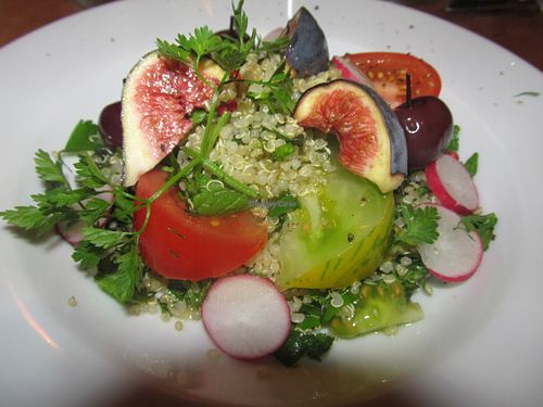 tabouleh au quinoa, figues noires & cerises au vinaigre de Banuyls - 7 euros at Dune in Paris