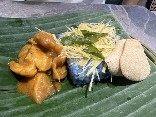 Assam curry with monkey head mushroom w/ blue pea rice- 8/10 for the extremely fragrant rice and appetizing curry. 2/10 for the tasteless keropok   at elemen 元素 - Millenia Walk in Central Singapore