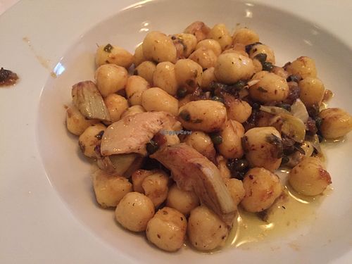 Gnocchis et artichauts grillés en sauce de câpres et oignons caramélisés.  at Le Soixante 5 in Levis