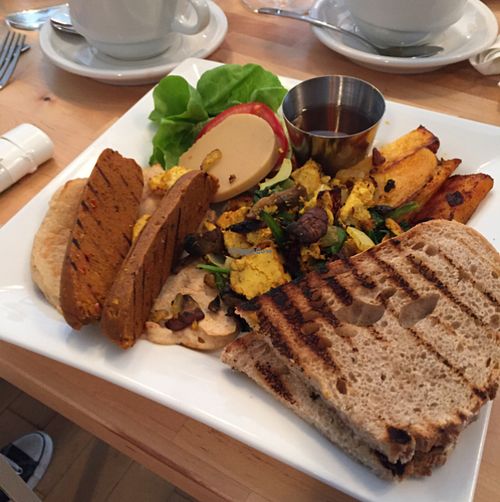 Sunday brunch  at Le Soixante 5 in Levis