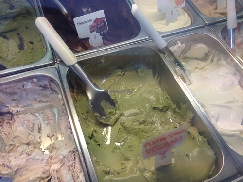 pistachio gelato is labeled 'vegano' at Gelateria Lo Squero in Venice