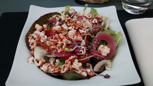Vegan salad with popcorn at La Table des Roy in Nantes