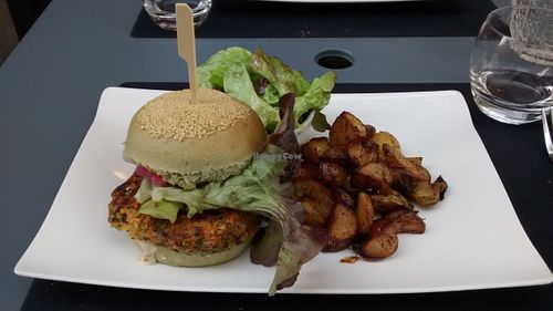 Green burger with potatoes at La Table des Roy in Nantes