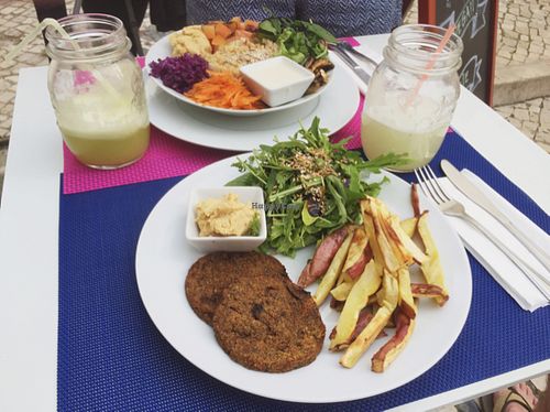 Buddha Bowl and Mushroom Burguer  at Didi Cafe in Albufeira