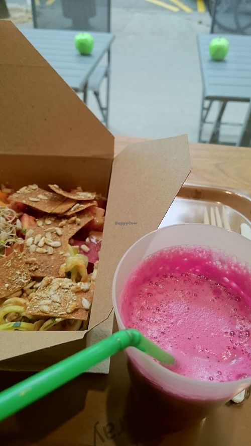 lunch 'menu': salad and juice at Granny Smith in Annecy