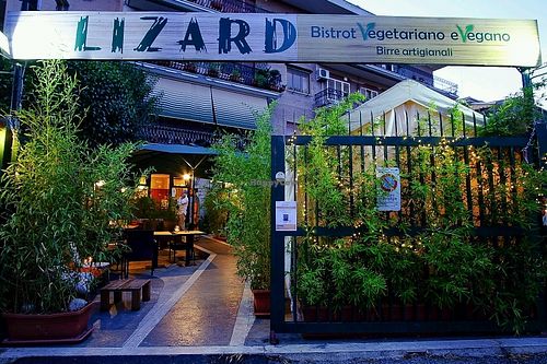 the entrance from the street at Lizard in Rome