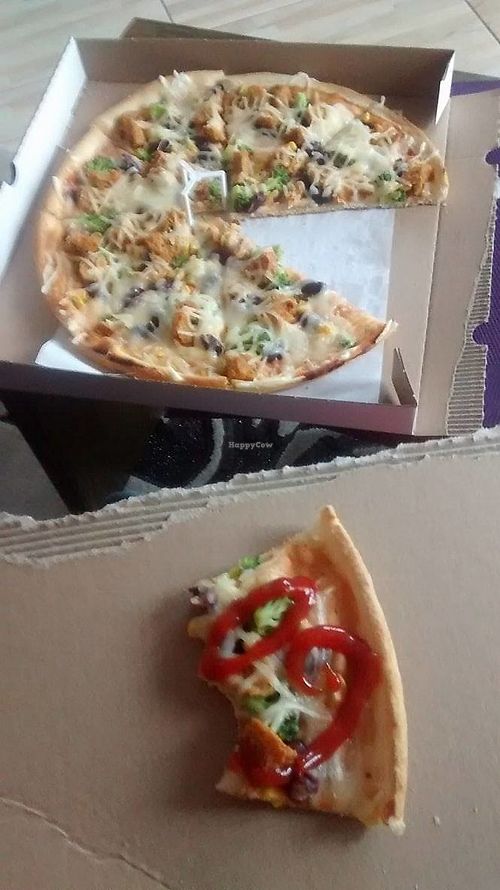 Vegan pizza "Happy Chicken" at Pizzeria Ambar in Bydgoszcz
