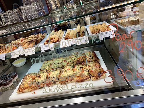 vegetarian pizza at denn's Biomarkt in Jena