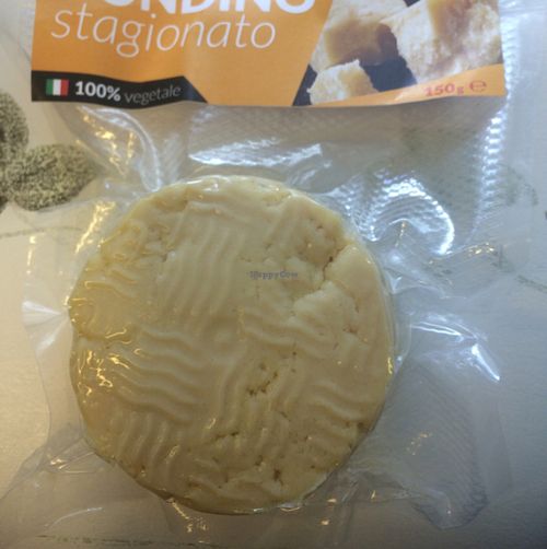 top five BEST EVER vegan cheeses! Full of flavour!!!  at Vegan Store Stall 83 in Rome